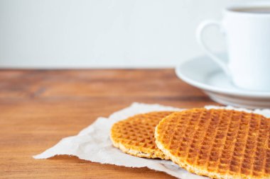 Geleneksel yerel imza hakiki Hollanda tatlı ev yapımı lezzetli, kahverengi waffle karamelli, bal şekerli tatlı olarak kafede Stroopwafel adında kahve çayı.