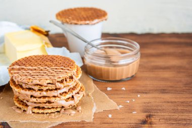 Geleneksel Hollanda usulü otantik Hollanda tatlı ev yapımı lezzetli kahverengi waffle erimiş tuzlu karamelli bal pekmezi ve Stroopwafel adında sıcak kahve sütlü çay.