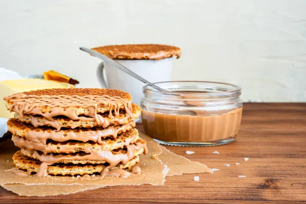 Geleneksel Hollanda usulü otantik Hollanda tatlı ev yapımı lezzetli kahverengi waffle erimiş tuzlu karamelli bal pekmezi ve Stroopwafel adında sıcak kahve sütlü çay.