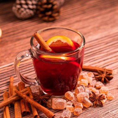 Gluhwein tatlı sıcak sıcak kırmızı şarap ya da bardak bardakta çay, narenciye aromalı tarçın yıldızı anason Alman geleneği kışın Noel içeceği yeni yıl bayramı festivali için içecek.