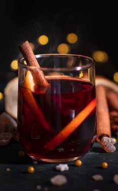 Gluhwein tatlı sıcak sıcak kırmızı şarap ya da bardak bardakta çay, narenciye aromalı tarçın yıldızı anason Alman geleneği kışın Noel içeceği yeni yıl bayramı festivali için içecek.