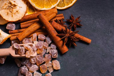 Yakın çekim yığını doğal organik kristal taş şeker yığını koyu kış temalı tatlı sıcak kahve baharatları içecekler sıcak Noel şarabı ve tatlı.