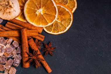 Yakın çekim yığını doğal organik kristal taş şeker yığını koyu kış temalı tatlı sıcak kahve baharatları içecekler sıcak Noel şarabı ve tatlı.