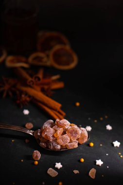 Yakın çekim yığını doğal organik kristal taş şeker yığını koyu kış temalı tatlı sıcak kahve baharatları içecekler sıcak Noel şarabı ve tatlı.