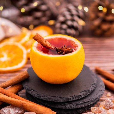 Gluhwein tatlı sıcak sıcak kırmızı şarap ya da bardak bardakta çay, narenciye aromalı tarçın yıldızı anason Alman geleneği kışın Noel içeceği yeni yıl bayramı festivali için içecek.