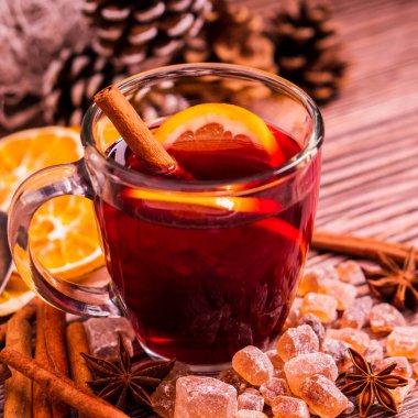 Gluhwein tatlı sıcak sıcak kırmızı şarap ya da bardak bardakta çay, narenciye aromalı tarçın yıldızı anason Alman geleneği kışın Noel içeceği yeni yıl bayramı festivali için içecek.