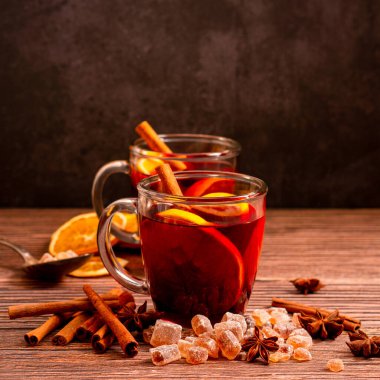 Gluhwein tatlı sıcak sıcak kırmızı şarap ya da bardak bardakta çay, narenciye aromalı tarçın yıldızı anason Alman geleneği kışın Noel içeceği yeni yıl bayramı festivali için içecek.