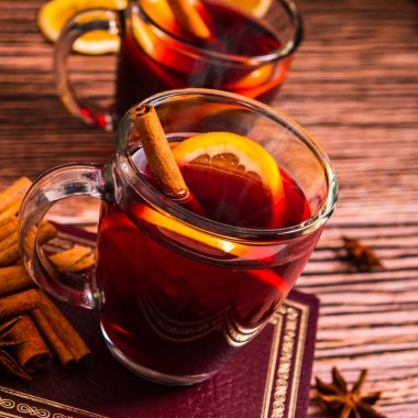 Gluhwein tatlı sıcak sıcak kırmızı şarap ya da bardak bardakta çay, narenciye aromalı tarçın yıldızı anason Alman geleneği kışın Noel içeceği yeni yıl bayramı festivali için içecek.