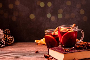 Gluhwein tatlı sıcak sıcak kırmızı şarap ya da bardak bardakta çay, narenciye aromalı tarçın yıldızı anason Alman geleneği kışın Noel içeceği yeni yıl bayramı festivali için içecek.