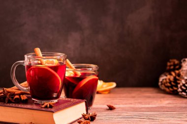 Gluhwein tatlı sıcak sıcak kırmızı şarap ya da bardak bardakta çay, narenciye aromalı tarçın yıldızı anason Alman geleneği kışın Noel içeceği yeni yıl bayramı festivali için içecek.