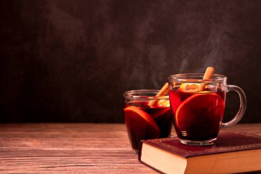 Gluhwein tatlı sıcak sıcak kırmızı şarap ya da bardak bardakta çay, narenciye aromalı tarçın yıldızı anason Alman geleneği kışın Noel içeceği yeni yıl bayramı festivali için içecek.