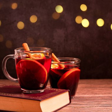 Gluhwein tatlı sıcak sıcak kırmızı şarap ya da bardak bardakta çay, narenciye aromalı tarçın yıldızı anason Alman geleneği kışın Noel içeceği yeni yıl bayramı festivali için içecek.