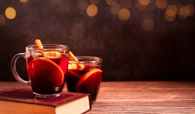 Gluhwein tatlı sıcak sıcak kırmızı şarap ya da bardak bardakta çay, narenciye aromalı tarçın yıldızı anason Alman geleneği kışın Noel içeceği yeni yıl bayramı festivali için içecek.