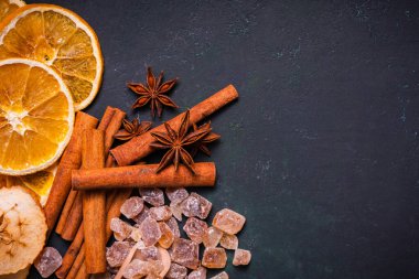 Yakın çekim yığını doğal organik kristal taş şeker yığını koyu kış temalı tatlı sıcak kahve baharatları içecekler sıcak Noel şarabı ve tatlı.