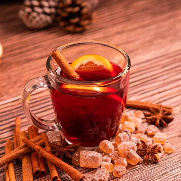 Gluhwein Dulce Caliente Caliente Ensalada Tinto Vino Ponche Taza Taza — Foto de Stock