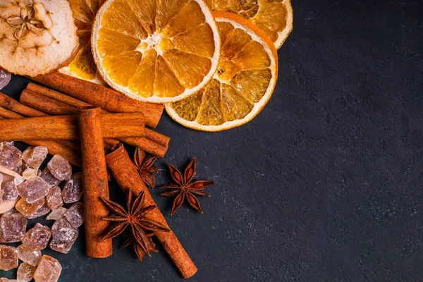 Yakın çekim yığını doğal organik kristal taş şeker yığını koyu kış temalı tatlı sıcak kahve baharatları içecekler sıcak Noel şarabı ve tatlı.