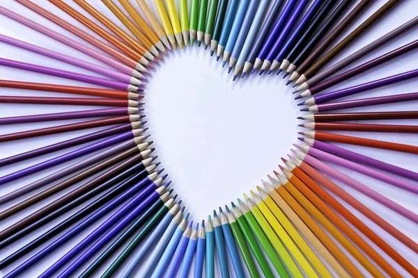 Серце кольорові олівці — стокове фото