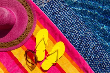 havuz kenarında floplar flip