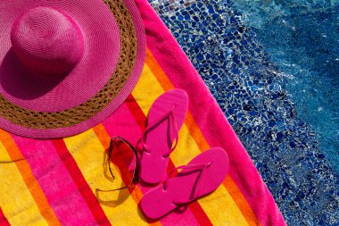 havuz kenarında floplar flip