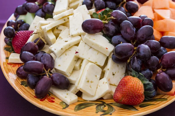 Peynir ve meyve tabağı — Stok fotoğraf