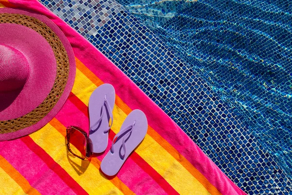 havuz kenarında floplar flip