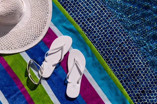 havuz kenarında floplar flip