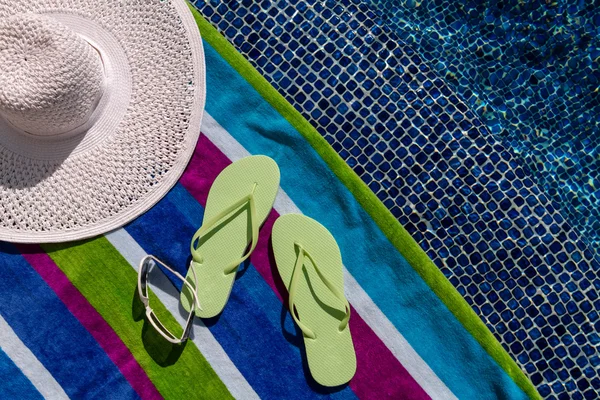 Chanclas junto a la piscina —  Fotos de Stock