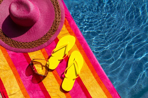 havuz kenarında floplar flip