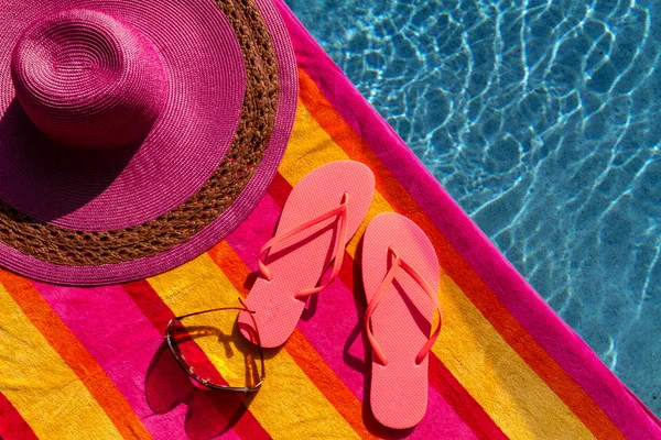 Chanclas junto a la piscina —  Fotos de Stock