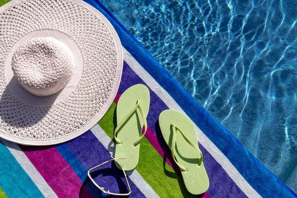 havuz kenarında floplar flip