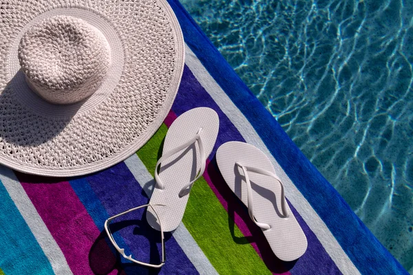 Chanclas junto a la piscina —  Fotos de Stock