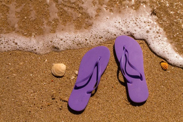 Flip flops i vattnet — Stockfoto