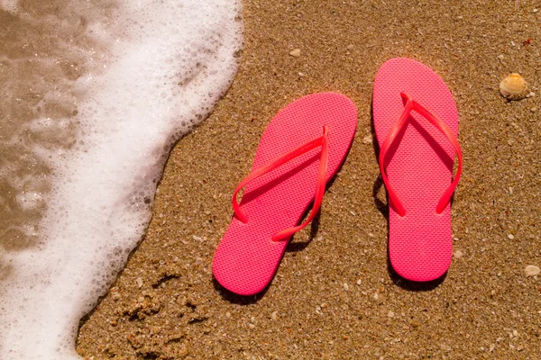 Flip flops i vattnet — Stockfoto