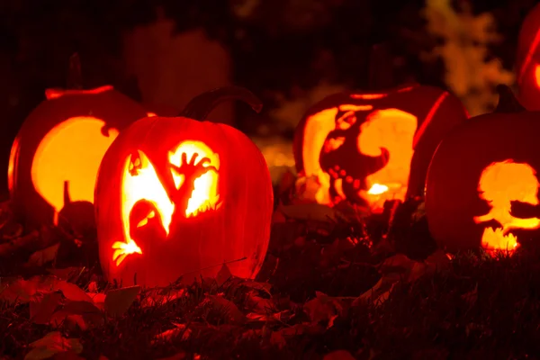 Verlichte halloween pompoenen — Stockfoto