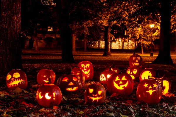 Calabazas de Halloween iluminadas — Foto de Stock