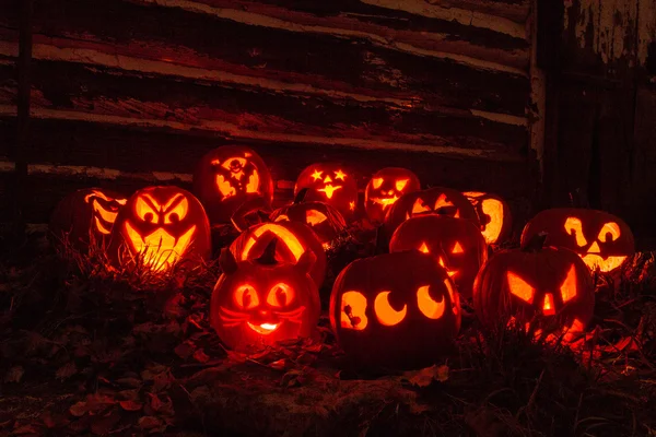 Зажженные тыквы на Хэллоуин — стоковое фото