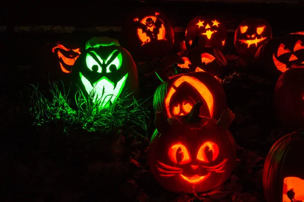 Angezündete Halloween-Kürbisse — Stockfoto