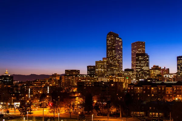 De skyline van Denver op blauwe uur mar 2013 — Stockfoto