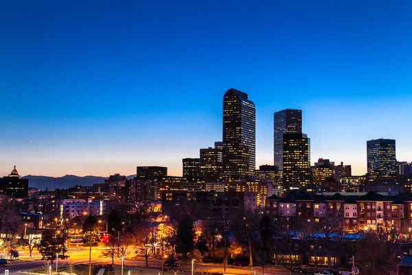 De skyline van Denver op blauwe uur mar 2013 — Stockfoto