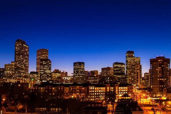 De skyline van Denver op blauwe uur mar 2013 — Stockfoto