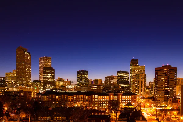 De skyline van Denver op blauwe uur mar 2013 — Stockfoto