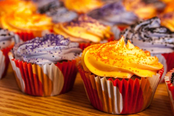 Halloween oranje en zwart cupcakes — Stockfoto