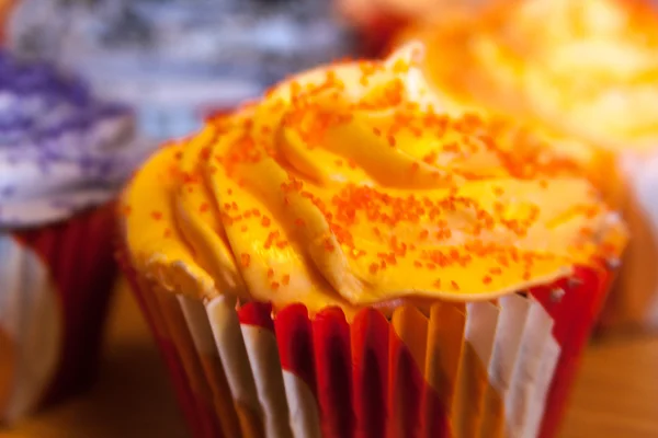 ハロウィーンのオレンジと黒のカップケーキ — ストック写真