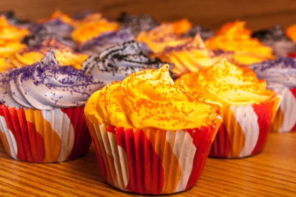 Halloween orange och svart cupcakes — Stockfoto