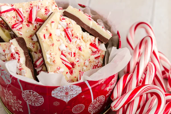 Traditionell semester chocolate peppermint bark — Stockfoto