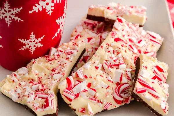 Traditionell semester chocolate peppermint bark — Stockfoto