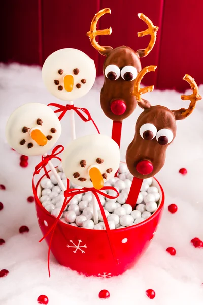 Pupi di torta di renne e pupazzi di neve — Foto Stock