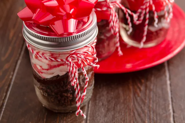 Cupcake alla menta piperita al cioccolato in un barattolo — Foto Stock