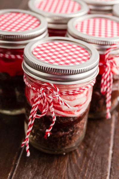 Schokoladenpfefferminzkuchen in einem Glas — Stockfoto