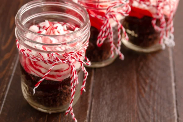 Cupcake alla menta piperita al cioccolato in un barattolo — Foto Stock